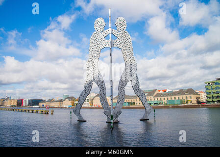 BERLIN - Oktober 22, 2017: molecul Mann Skulptur in Berlin, Deutschland. Skulpturen, entworfen von amerikanischen Künstlers Jonathan Borofsky. Stockfoto