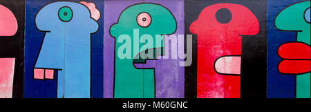 BERLIN, DEUTSCHLAND - 22. OKTOBER 2017: Street Art von East Side Gallery an der öffentlichen Straße in Berlin. Teil der ehemaligen Berliner Mauer ist in der Kunst von mehr t abgedeckt Stockfoto