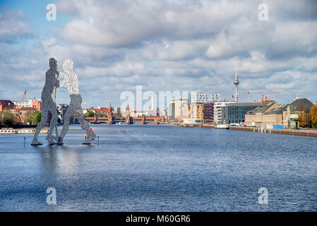 BERLIN - Oktober 22, 2017: molecul Mann Skulptur in Berlin, Deutschland. Skulpturen, entworfen von amerikanischen Künstlers Jonathan Borofsky. Stockfoto