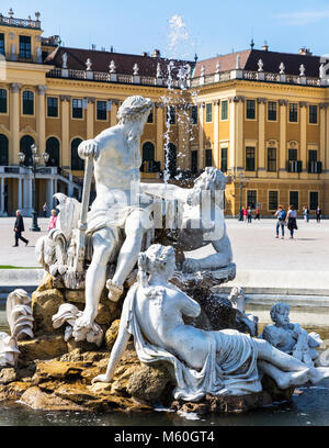 Eine der Naiad Brunnen (Geister von Quellen und Flüssen) Schloss Schönbrunn, Schönbrunn, Wien, Österreich. Stockfoto