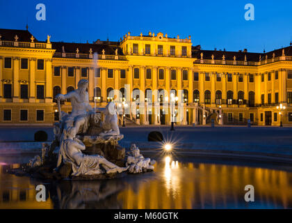 Schloss Schönbrunn und einer der Naiad Brunnen (Geister von Quellen und Flüssen) bei Nacht beleuchtet, Schönbrunn, Wien, Österreich. Stockfoto