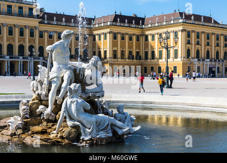 Schloss Schönbrunn und einer der Naiad Brunnen (Geister von Quellen und Flüssen), Schloss Schönbrunn, Wien, Österreich. Stockfoto