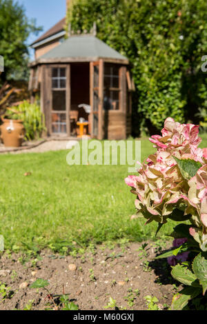 Gartenhaus mit Glasfenstern im Englischen Garten an einem sonnigen Tag Stockfoto