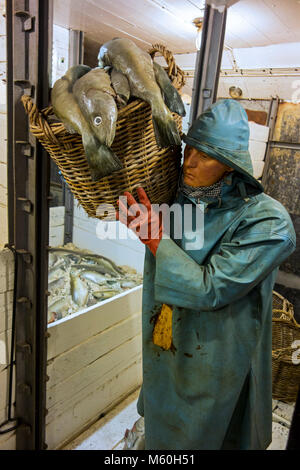 Fischer tragen sou'wester in die Fische halten der letzten Island trawler Amandine, renoviert Fischerboot jetzt als Museum dient in Ostende, Belgien Stockfoto