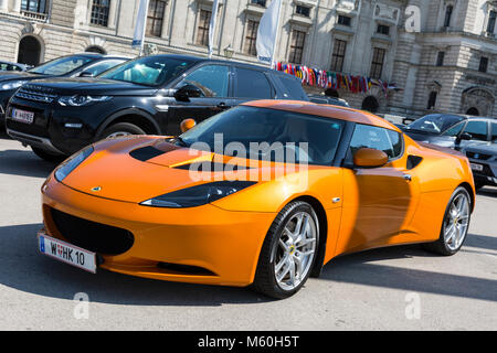 Orange Lotus Evora außerhalb der Hofburg, Wien, Wien, Österreich geparkt. Stockfoto