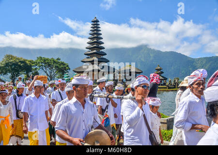 Balinesische Dorfbewohner die Teilnahme an traditionellen religiösen hinduistischen Prozession im Tempel Pura Ulun Danu Beratan See in Bali, Indonesien. Stockfoto