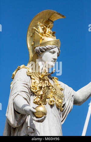 Nahaufnahme Detail der Pallas Athene Skulptur außerhalb des Österreichischen Parlaments Gebäude, Ringstraße, Wien, Österreich. Stockfoto