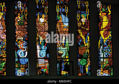 Niteroi, Brasilien. Kirchenfenster mit religiösen Bildern in Santuario das Almas Kirche in Niteroi. Im Staat Rio de Janeiro entfernt. Stockfoto