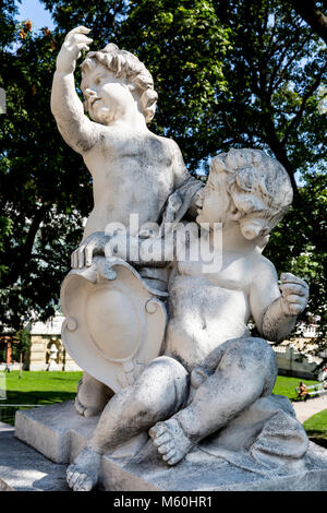 Putti Skulptur an der Neuen Burg Palace, Burggarten, Wien, Wien, Österreich. Stockfoto