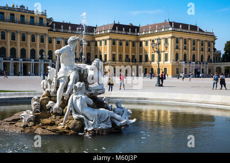 Schloss Schönbrunn und einer der Naiad Brunnen (Geister von Quellen und Flüssen), Schloss Schönbrunn, Wien, Österreich. Stockfoto