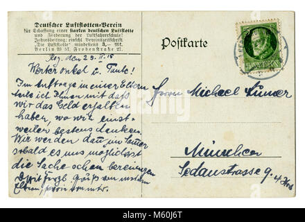 Rückseite des Alten Deutschen Weltkrieg eine Postkarte (M60 J6K) schreiben in blauer Tinte mit bayerischen Briefmarke 1915 geschrieben, Deutschland, Königreich Bayern ww1 Stockfoto