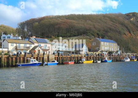 Bunte Boote an axmouth Hafen an der Mündung des Flusses Axe in der Nähe der Stadt von Seaton in East Devon Stockfoto