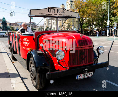 Vintage Steyr Diesel Bus für Stadtrundfahrten, Wien, Wien, Österreich. Stockfoto