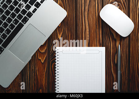 Notepad, Laptop, und Stift auf Holz Textur, Start von Morgen Arbeit Büro, Vintage Style. Business Konzept Hintergrund Stockfoto