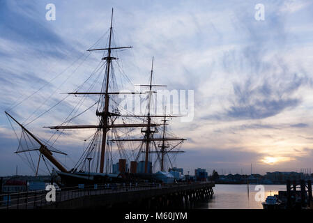 Die HMS Warrior, bei Sonnenuntergang im Winter. Portsmouth Historic Dockyard/historischen Werften. UK. (95) Stockfoto