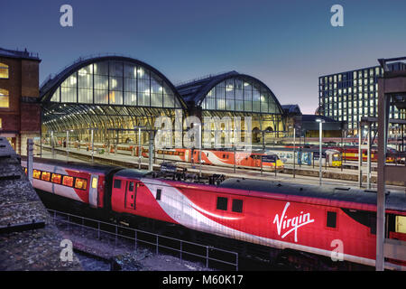 Virgin Trains in King's Cross Station, Londons bei Nacht Stockfoto