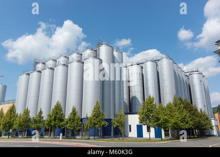 Sudhaus und Lagertanks von Kulmbacher Brauerei AG im lichtenfelser Straße, Kulmbach, Franken, Bayern, Deutschland Stockfoto