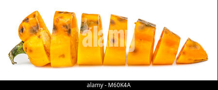Faule gelbe Paprika auf weißem Hintergrund gehackt. Ungesunde Lebensmittel. Stockfoto
