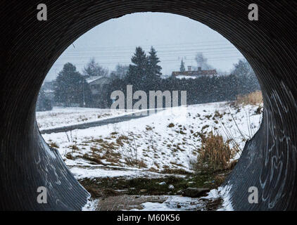 Schneesturm, umrahmt von einem Kanal Stockfoto