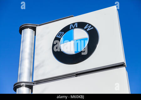 Fürth/Deutschland - am 25. FEBRUAR 2018: BMW Logo in der Nähe von einem Autohaus. BMW ist ein deutscher multinationaler Unternehmen, die derzeit Automobile und Motor erzeugt Stockfoto