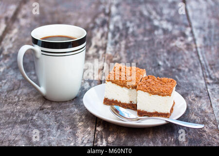 Hausgemachtes Tiramisu auf dem Tisch mit Coffee Mug Stockfoto