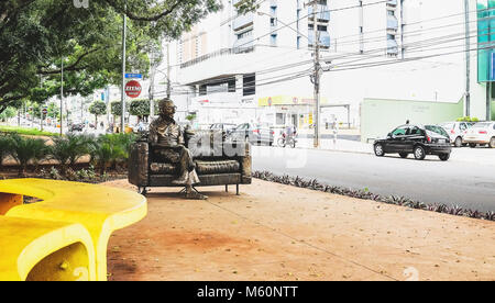 Campo Grande, Brasilien - 24. Februar 2018: Skulptur zum Gedenken an den Dichter Manoel de Barros auf dem Gehweg der Hauptstraße Afonso Pena. Skulptur Stockfoto