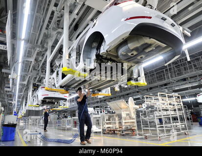 (180227) - Peking, Februar 27, 2018 (Xinhua) - Mitarbeiter arbeiten an einem Auto Generalversammlung Linie in Cangzhou, nördlich der chinesischen Provinz Hebei, Sept. 12, 2017. China jedes Jahr politische Sitzungen des Nationalen Volkskongresses (NVK) und das Nationale Komitee der Chinese People's Political Consultative Conference (Cppcc) sind im März, 2018 einzuberufen. Während der beiden Sessions, Entwicklungspläne werden überprüft und diskutiert werden und wichtige Richtlinien verabschiedet werden. Laut dem 13. Fünfjahresplan für die wirtschaftliche und soziale Entwicklung in China für den Zeitraum 2016 bis 2020, Koordination ha Stockfoto