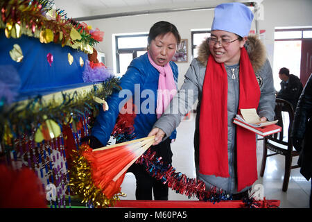 (180227) - Peking, Februar 27, 2018 (Xinhua) - Ma Huijuan (R), eine neu gewählte Stellvertreter des 13. Nationalen Volkskongresses und auch Direktor des Kulturzentrums von Hongsibao Township, Umfragen bei Guangcai Dorf Hongsibao Township in Wuzhong, Nordwesten Chinas autonomen Region Ningxia Hui, Feb 23, 2018. Ma sagte, dass wir brauchen, um die koordinierte Entwicklung der Sozialistischen materiellen und spirituellen Kulturen zu fördern. China jedes Jahr politische Sitzungen des Nationalen Volkskongresses (NVK) und das Nationale Komitee der Chinese People's Political Consultative Conference (Cppcc) sind Stockfoto