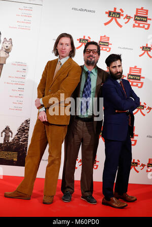 Regisseur Wes Anderson mit Drehbuchautor Roman Coppola und Schauspieler Jason Schwartzman Fotoshooting auf der Insel der Hunde in Madrid am Dienstag, 27. Februar 2018. Stockfoto