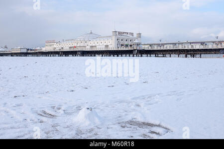 Brighton, UK. 27 Feb, 2018. UK Wetter: Schnee auf Brighton Beach und das Meer heute als "Tier des Ostens' Schneestürme über Großbritannien Verbreitung heute mehr Schnee und eisigen Wetter Prognose für den Rest der Woche Foto: Simon Dack Credit: Simon Dack/Alamy leben Nachrichten Stockfoto