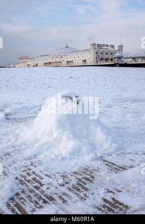 Brighton, UK. 27 Feb, 2018. UK Wetter: Ein schrulliger Schneemann auf Brighton Beach heute als "Tier des Ostens' Schneestürme über Großbritannien Verbreitung heute mehr Schnee und eisigen Wetter Prognose für den Rest der Woche Foto: Simon Dack Credit: Simon Dack/Alamy leben Nachrichten Stockfoto