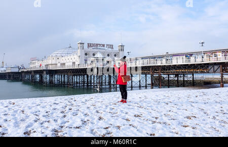 Brighton, UK. 27 Feb, 2018. UK Wetter: Schnee auf Brighton Beach und das Meer heute als "Tier des Ostens' Schneestürme über Großbritannien Verbreitung heute mehr Schnee und eisigen Wetter Prognose für den Rest der Woche Foto: Simon Dack Credit: Simon Dack/Alamy leben Nachrichten Stockfoto