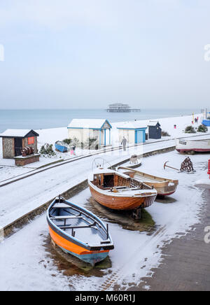 Brighton, UK. 27 Feb, 2018. UK Wetter: Schnee auf Brighton direkt am Meer und Strand heute als "Tier des Ostens' Schneestürme über Großbritannien Verbreitung heute mehr Schnee und eisigen Wetter Prognose für den Rest der Woche Foto: Simon Dack Credit: Simon Dack/Alamy leben Nachrichten Stockfoto