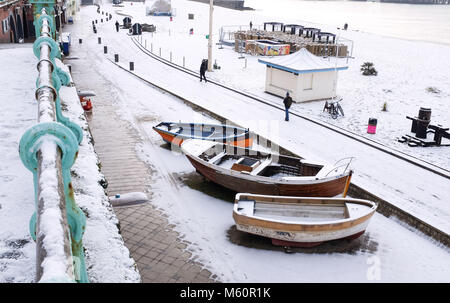 Brighton, UK. 27 Feb, 2018. UK Wetter: Schnee auf Brighton direkt am Meer und Strand heute als "Tier des Ostens' Schneestürme über Großbritannien Verbreitung heute mehr Schnee und eisigen Wetter Prognose für den Rest der Woche Foto: Simon Dack Credit: Simon Dack/Alamy leben Nachrichten Stockfoto