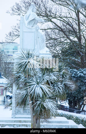 Southend-on-Sea, Essex. 27 Feb, 2018. UK Wetter: Schnee Königin Victoria Statue, Clifftown Parade, Southend-On-Sea, Essex. Hinweis über die Themse in Richtung Kent. Credit: Graham whitby Boot/Alamy leben Nachrichten Stockfoto