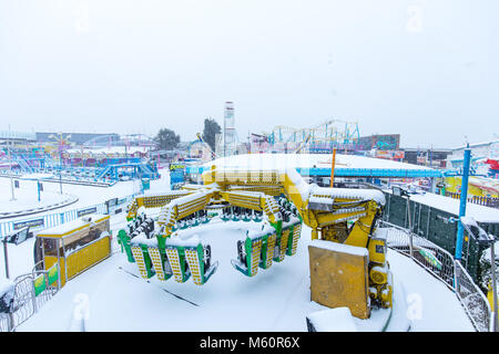 Southend-on-Sea, Essex. 27 Feb, 2018. UK Wetter: Adventure Island Kirmes Southend Pier. Southend-On-Sea, Essex. Credit: Graham whitby Boot/Alamy leben Nachrichten Stockfoto