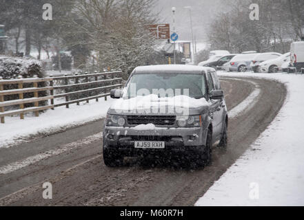 Kent. 27 Feb, 2018. UK Wetter - Autos fahren im Schnee in der Nähe von Maidstone in Kent Credit: Matthew Richardson/Alamy leben Nachrichten Stockfoto