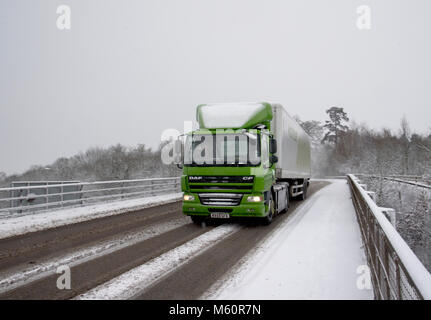 Kent. 27 Feb, 2018. UK Wetter - Autos fahren im Schnee in der Nähe von Maidstone in Kent Credit: Matthew Richardson/Alamy leben Nachrichten Stockfoto