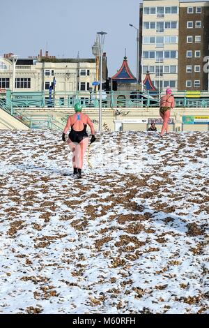 Brighton Beach. 27 Feb, 2018. UK Wetter: Schneefall am Brighton Beach unfazes Meer Schwimmer. 9:30 Uhr. Credit: Caron Watson/Alamy leben Nachrichten Stockfoto