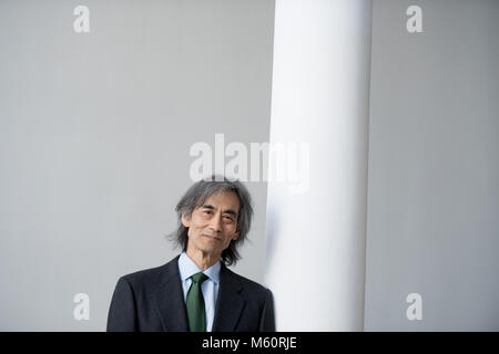 27. Februar 2018, Deutschland, Hamburg: Generalmusikdirektor Kent Nagano aus den USA im Rahmen der Jahrespressekonferenz der Philharmoniker Hamburg. Foto: Daniel Reinhardt/dpa Stockfoto