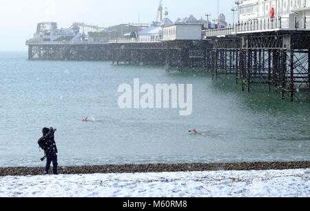 Brighton Beach. 27 Feb, 2018. UK Wetter: Schneefall am Brighton Beach unfazes Meer Schwimmer. 9:30 Uhr. Credit: Caron Watson/Alamy leben Nachrichten Stockfoto