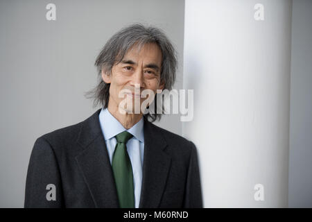 27. Februar 2018, Deutschland, Hamburg: Generalmusikdirektor Kent Nagano aus den USA im Rahmen der Jahrespressekonferenz der Philharmoniker Hamburg. Foto: Daniel Reinhardt/dpa Stockfoto