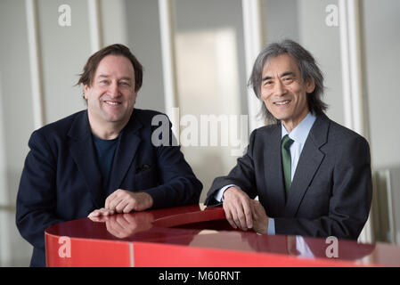 27. Februar 2018, Deutschland, Hamburg: Generalmusikdirektor Kent Nagano (R) aus den USA und orchestralen Manager Georges Delnon aus der Schweiz, im Rahmen der Jahrespressekonferenz der Philharmoniker Hamburg. Foto: Daniel Reinhardt/dpa Stockfoto