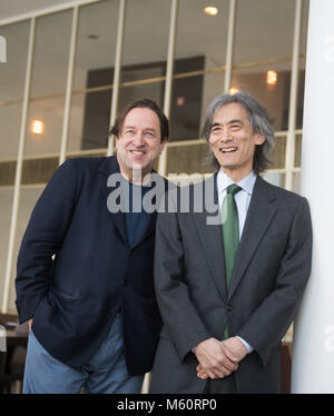 27. Februar 2018, Deutschland, Hamburg: Generalmusikdirektor Kent Nagano (R) aus den USA und orchestralen Manager Georges Delnon aus der Schweiz, im Rahmen der Jahrespressekonferenz der Philharmoniker Hamburg. Foto: Daniel Reinhardt/dpa Stockfoto