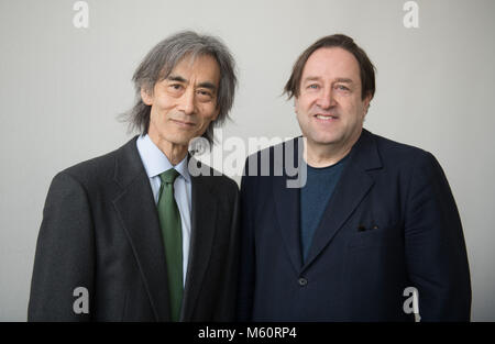 27. Februar 2018, Deutschland, Hamburg: Generalmusikdirektor Kent Nagano (L) aus den USA und orchestralen Manager Georges Delnon aus der Schweiz, im Rahmen der Jahrespressekonferenz der Philharmoniker Hamburg. Foto: Daniel Reinhardt/dpa Stockfoto