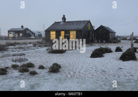 Dungeness, Kent, Großbritannien. 27. Feb 2018. Die Schindel Landzunge Dungeness in Kent aufwachten, eine Decke aus Schnee heute morgen als England Erfahrungen einen Zeitraum von ungewöhnlich kalten Wetter dieses spät im Winter. Foto zeigt Prospect Cottage und seine berühmten Kiesstrand Garten einmal besessen und durch die späte Derek Jarman erstellt. UrbanImages/Alamy leben Nachrichten Stockfoto