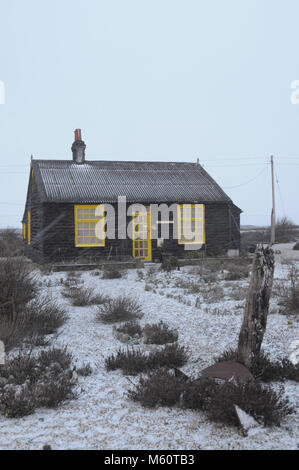 Dungeness, Kent, Großbritannien. 27. Feb 2018. Die Schindel Landzunge Dungeness in Kent aufwachten, eine Decke aus Schnee heute morgen als England Erfahrungen einen Zeitraum von ungewöhnlich kalten Wetter dieses spät im Winter. Foto zeigt Prospect Cottage und seine berühmten Kiesstrand Garten einmal besessen und durch die späte Derek Jarman erstellt. UrbanImages/Alamy leben Nachrichten Stockfoto