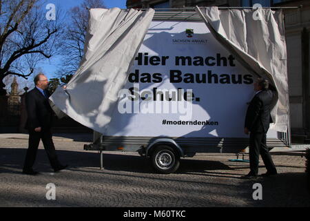 Magdeburg, Deutschland - Februar 27,2018: Reiner Haseloff, Ministerpräsident von Sachsen-Anhalt, stellt ein Zeichen die Aufmerksamkeit auf die Bauhaus-jubiläums in 2019.16 solche Zeichen zu ziehen entlang der deutschen Autobahnen errichtet werden. Im nächsten Jahr wird das weltberühmte Bauhaus Schule der Architektur und Kunst wird hundert Jahre alt werden. Die ostdeutschen Bundesland Sachsen-Anhalt ist der Jahrestag Feiern in Dessau, wohin das Bauhaus Gebäude befindet. Berühmte Vertreter des Bauhauses, Walter Gropius, Lyonel Feininger, Johannes Itten, Josef Albers, Paul Klee, Wassily Kandinsky und Oskar Schlemmer. Stockfoto