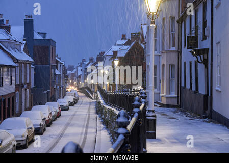 Altstadt von Hastings, East Sussex, England. 27. Februar 2018. UK Wetter. Schwere Schneeschauer hat eine Decke des Schnees bei Hastings links Stockfoto