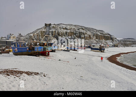 Angeln am Strand von Hastings, East Sussex, England. 27. Februar 2018. UK Wetter. Schwere Schneeschauer hat eine Decke des Schnees bei Hastings Credit: Parkerphotography/Alamy Live News Links Stockfoto